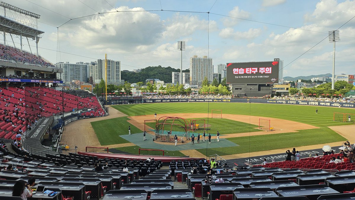 오늘도 챔피언스필드 매진입니다. 오후 4시 40분 2만 500석 완판! 시즌 15번째 매진입니다.