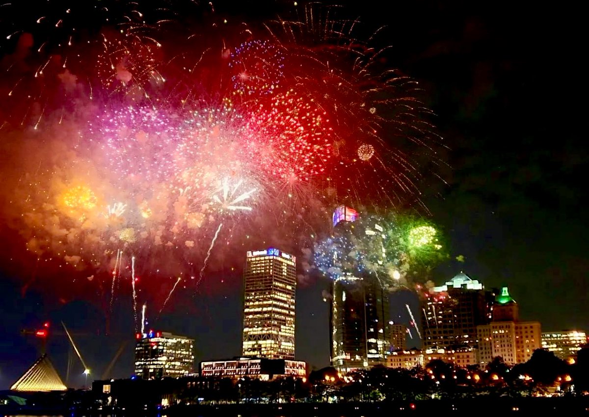 I hope you all had a blessed 4th of July 

Love life and do what you can to achieve your goals 💙🤝

🧨 🎆