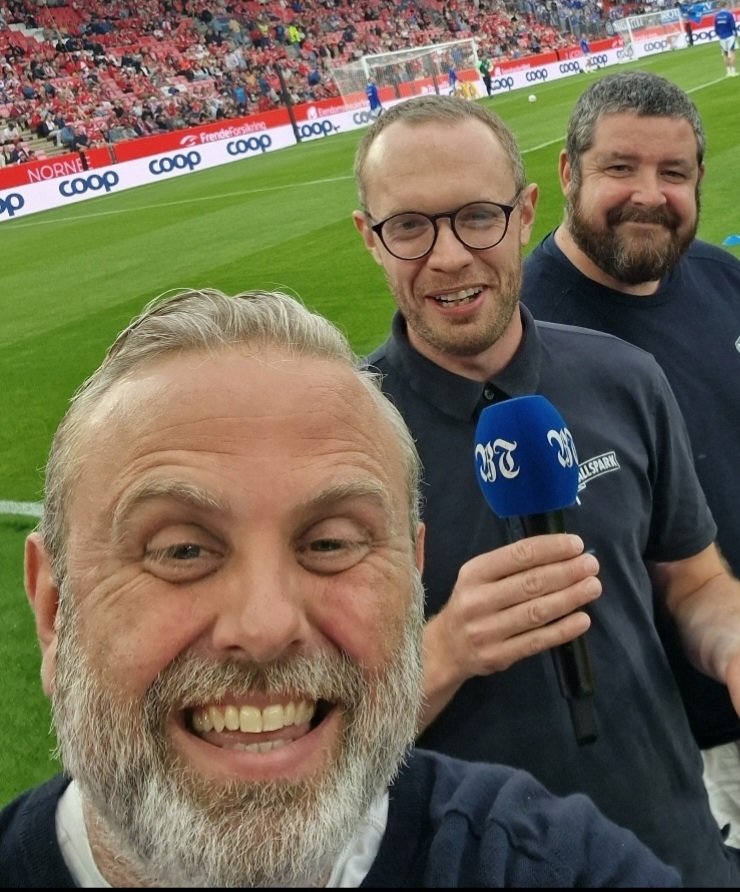 Disse tre skjønningene er klar - er du? 

Skulle nesten tro det var cupfinalen i 1986 med så tidlig kampstart, men vi er selvsagt klar fra Mjøsa med full Ballspark-pakke fra kl 1330. 

Med Bård Finne på topp! 

Og 1200 kokende smaukatter! 

Håper dere vil følge oss. 

Heia Brann!