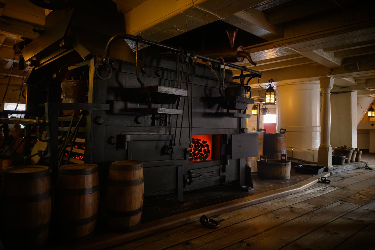 NatMuseumRN's tweet image. ⚓ Deep on the middle gun deck of HMS Victory stands the Brodie stove, the ship’s culinary workhorse, introduced in 1781 by Alexander Brodie.
This cast-iron innovation could boil, bake, grill and even distil seawater.
bit.ly/3nZHXeD.