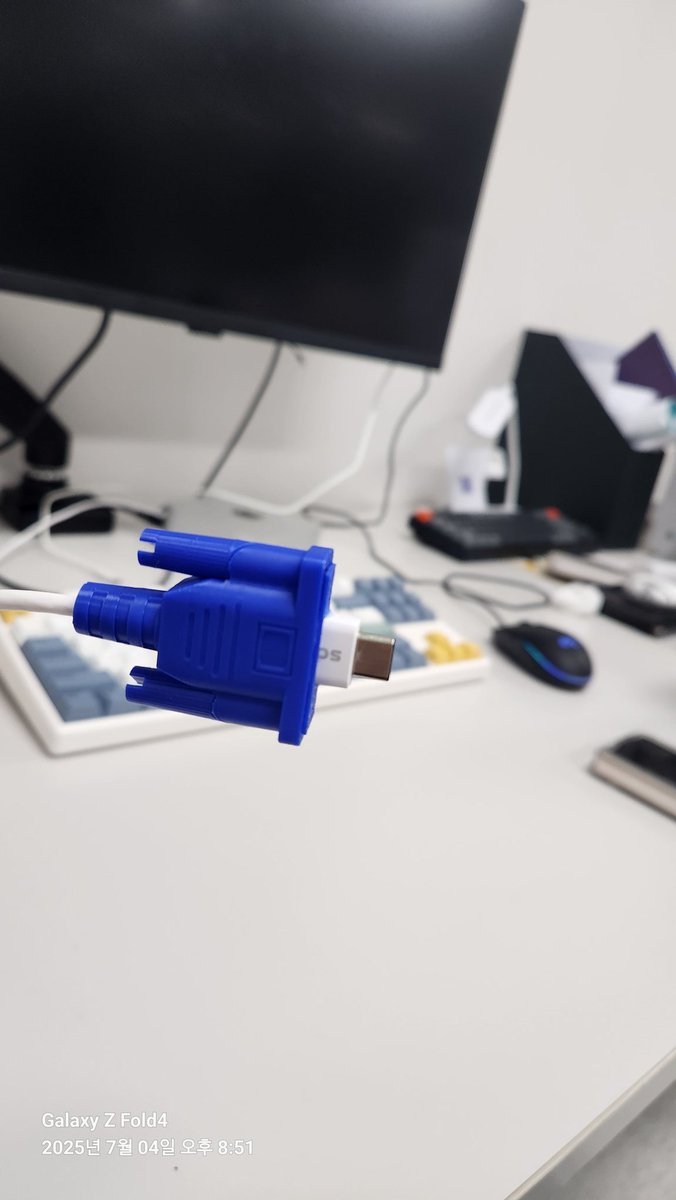 3d 프린터 하는 친구들 사무실 놀러왔다가
케이블 귀여운거 발견 ㅋㅋ