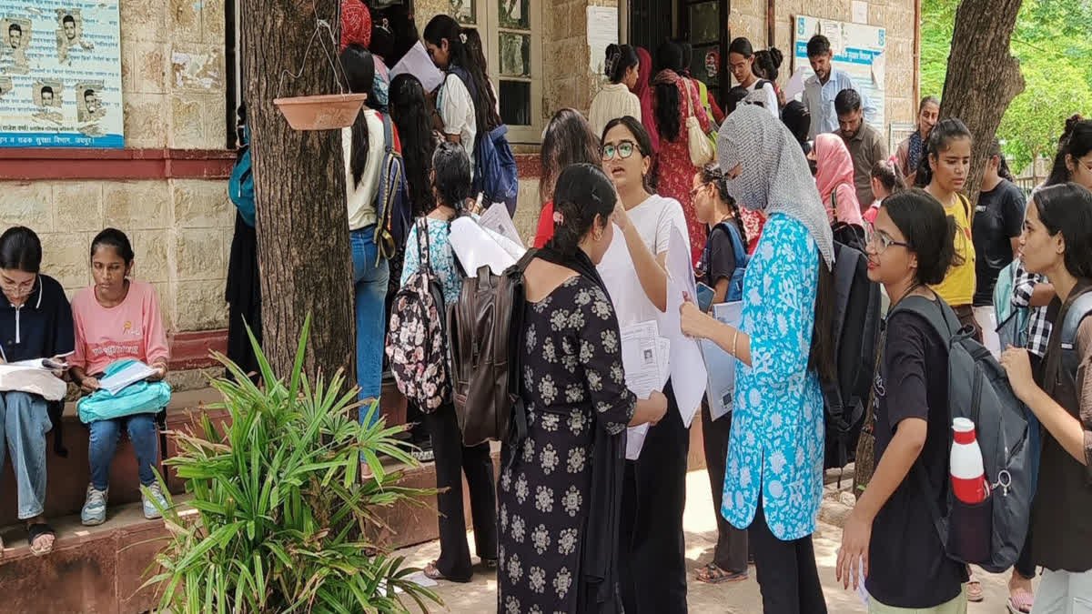 ETVBharatRJ's tweet image. अब महारानी कॉलेज की छात्राएं सिर्फ डिग्री नहीं, NEP 2020 के तहत तकनीकी दक्षता भी करेंगी हासिल etvbharat.com/hi/!state/skil… #NEP2020 #NEWEDUCATIONPOLICY2020 #SKILLDEVELOPMENTCOURSE
#UNIVERSITY #MAHARANICOLLEGE #Rajasthan #rajasthannews