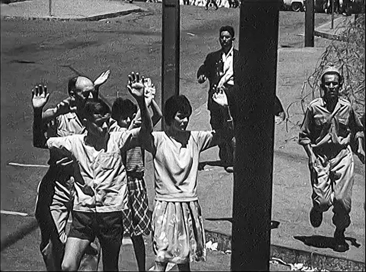 Le 5 juillet 1962, bien après le "cessez-le-feu" des accords d'Evian du 19 mars, à Oran, près de 700 européens sont capturés, lynchés, mutilés, exécutés sommairement par le FLN algérien.
Ceux qui exigent de la France une repentance éternelle sont bien silencieux sur ces massacres