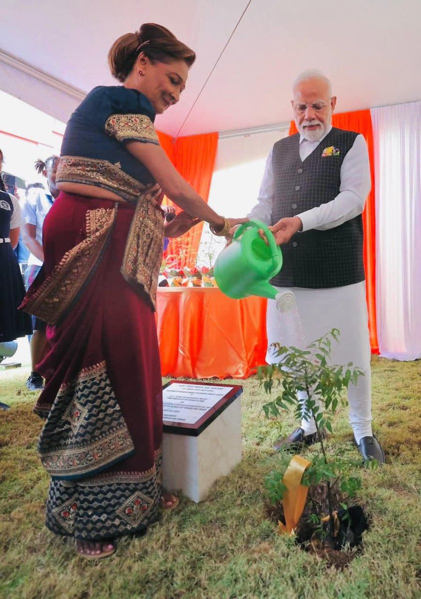 एक पेड़ मां के नाम🌳🌱

प्रधानमंत्री श्री <a href="/narendramodi/">Narendra Modi</a> जी ने त्रिनिनाद और टोबैगो में ‘एक पेड़ मां के नाम' रोपित किया।
