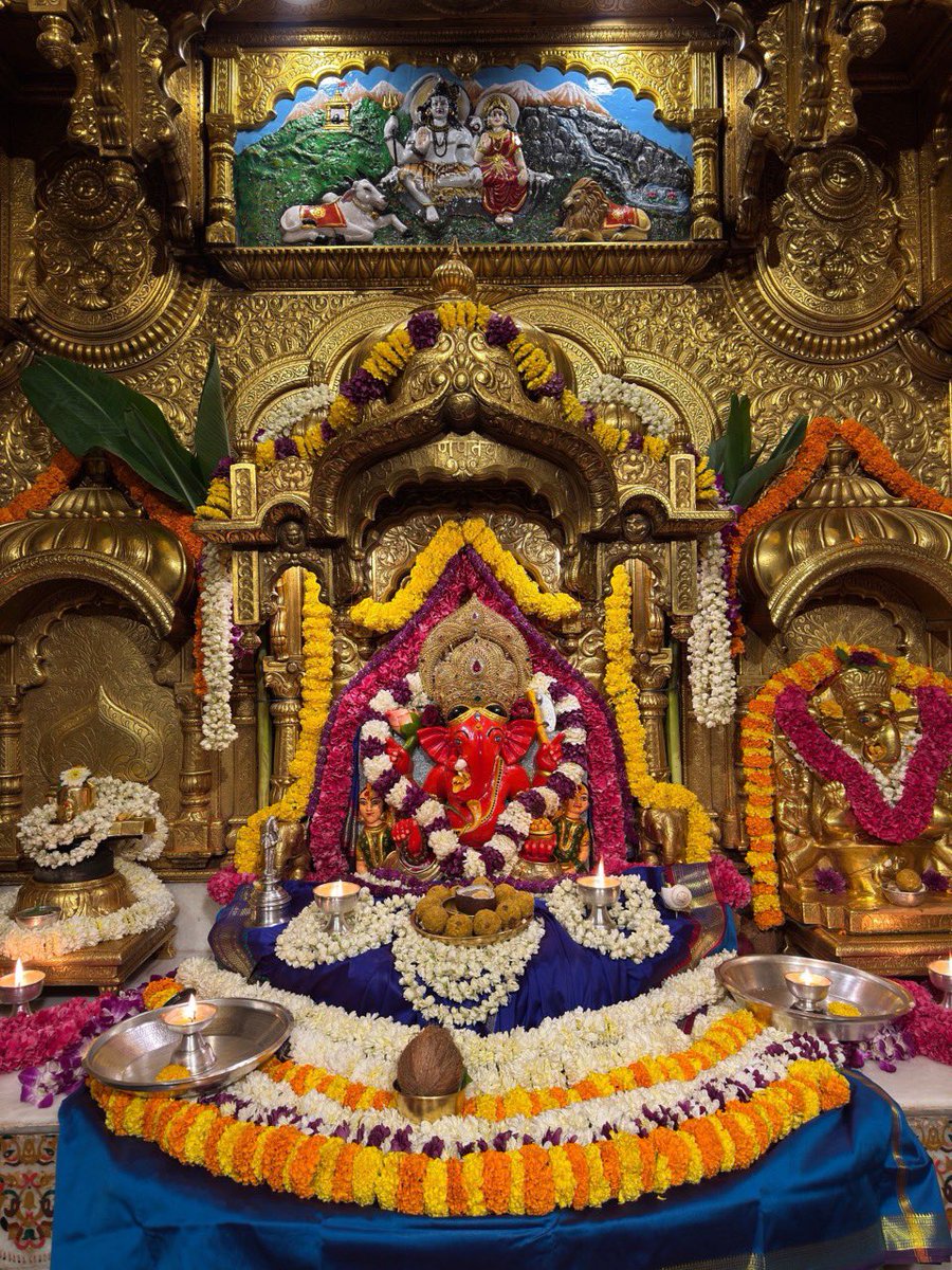 GloryofGanesha's tweet photo. 🙏 🌹💐🍃श्री गणेशाय नमः 🍃💐🌹🙏
श्री सिद्धिविनायक #मुंबई चा राजा प्रातःकालीन आरती श्रृंगार दर्शन।
Shri Siddhivinayak #Mumbai cha Raja Pratakalin Aarti Shringar Darshan.
०५ जुलाई २०२५, शनिवार , आषाढ़ शुक्ल #दशमी
05 July 2025, Saturday, Aashad Shukl #Dashmi https://t.co/ST9UEwLVn4