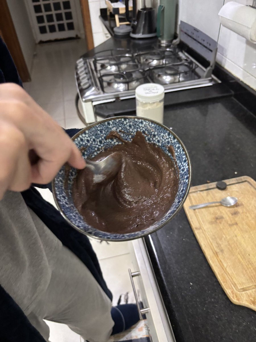 yuumitadas's tweet photo. batendo um bolinho de pote com o luqy em homenagem a diva zeri bolos #loveusis https://t.co/4MY3otJCuJ