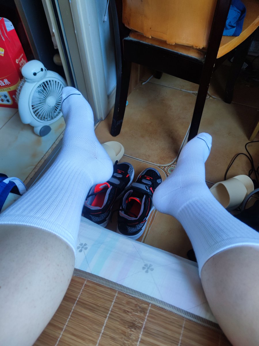 其实是校服裤
这鞋真帅吧🤤