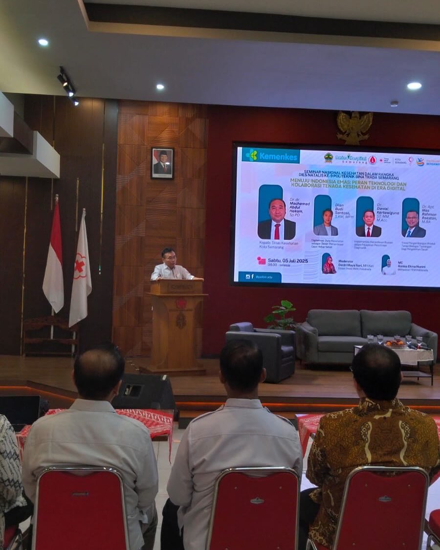Ketua Bidang Kerjasama dan Kemitraan PMI Jateng Prof. Dr. FX. Sugiyanto, M. S menyampaikan sambutan dalam acara Seminar Nasional Kesehatan Dalam Rangka Dies Natalis Ke-9  Politeknik Bina Trada Semarang"  di Aula UDD PMI Kota Semarang  (5/7).