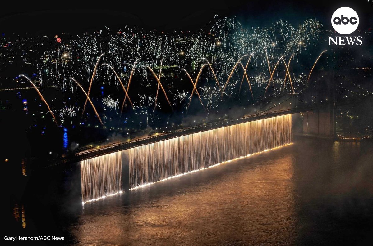 📷: Colorful fireworks cascade off the Brooklyn Bridge during Friday night's Macy's 4th of July Fireworks show in New York City. abcnews.link/RTWRscl