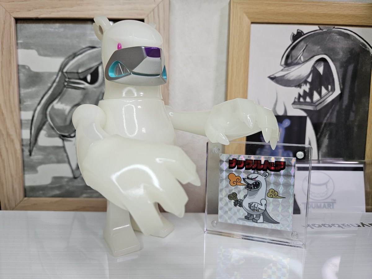 toshgosh4's tweet image. TOUMAさんのソフビ ナックルベアの新作 33thカラー 白GIDをお迎えしました。
同時に販売されていた48シールもしっかりゲット。
ナックルベアの中でもお気に入りの白夜に続く白カラーでこちらのカラーも気に入っていますが、今回は蓄光!
好物過ぎて嬉しい!!
同色のオープンマウスヘッドも最高です!
