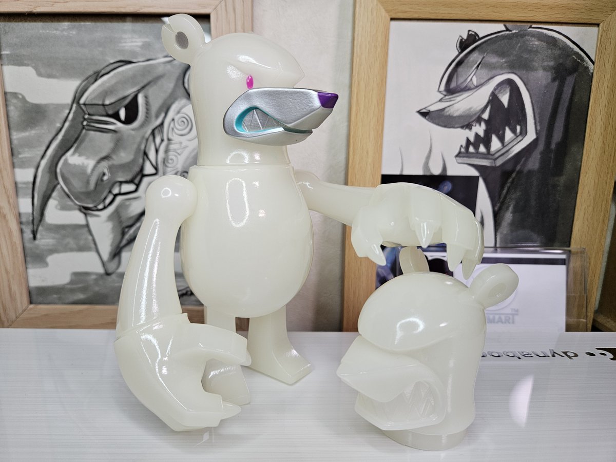 toshgosh4's tweet image. TOUMAさんのソフビ ナックルベアの新作 33thカラー 白GIDをお迎えしました。
同時に販売されていた48シールもしっかりゲット。
ナックルベアの中でもお気に入りの白夜に続く白カラーでこちらのカラーも気に入っていますが、今回は蓄光!
好物過ぎて嬉しい!!
同色のオープンマウスヘッドも最高です!