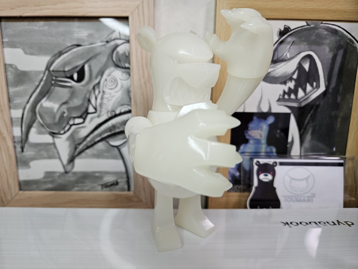toshgosh4's tweet image. TOUMAさんのソフビ ナックルベアの新作 33thカラー 白GIDをお迎えしました。
同時に販売されていた48シールもしっかりゲット。
ナックルベアの中でもお気に入りの白夜に続く白カラーでこちらのカラーも気に入っていますが、今回は蓄光!
好物過ぎて嬉しい!!
同色のオープンマウスヘッドも最高です!
