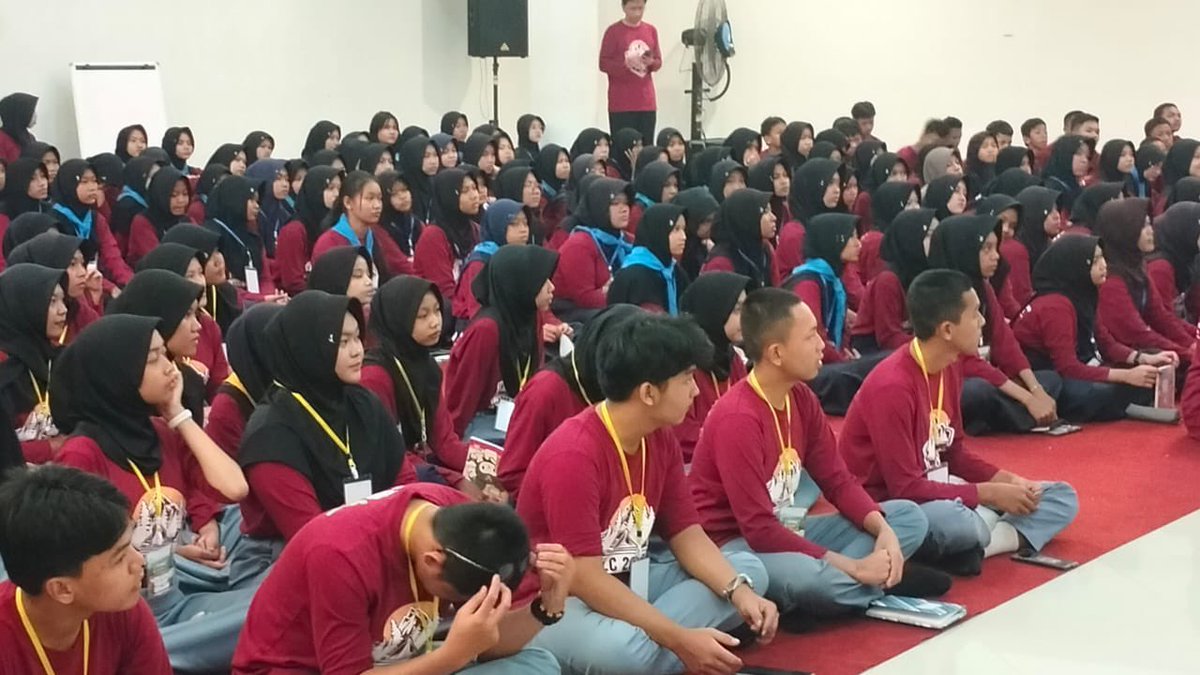 Ketua Bidang Relawan &amp; Anggota PMI Jateng, Hj. Frieda NRH, memberikan motivasi dan pengarahan dlm YVLC VII yg diselenggarakan PMI Banyumas diikuti lebih dari 250 peserta anggota PMR Wira &amp; Madya Se-Banyumas di Gedung Putih, Baturraden - Banyumas. (5/7)