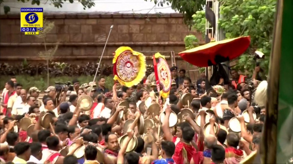 NandighoshaTV's tweet photo. ଘଣ୍ଟ ଧ୍ଵନି ମଧ୍ୟରେ ବଳଭଦ୍ରଙ୍କ ପହଣ୍ଡି
ଢଳି ଢଳି ଆସିଲେ ବଡ଼ବାଡ଼ ସାମନ୍ତ ବଳଭଦ୍ର
#bahudayatra #bahudayatra2025 #OdishaCulture #HinduFestival #DevotionalLive #JaiJagannath #LiveStream #JagannathReturns #Odisha #RathYatra2025 https://t.co/xNHZ35n6y7