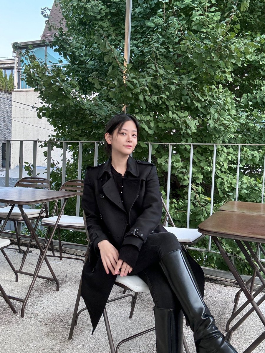 this hyebin so strong. even the couple outfits too? 😩