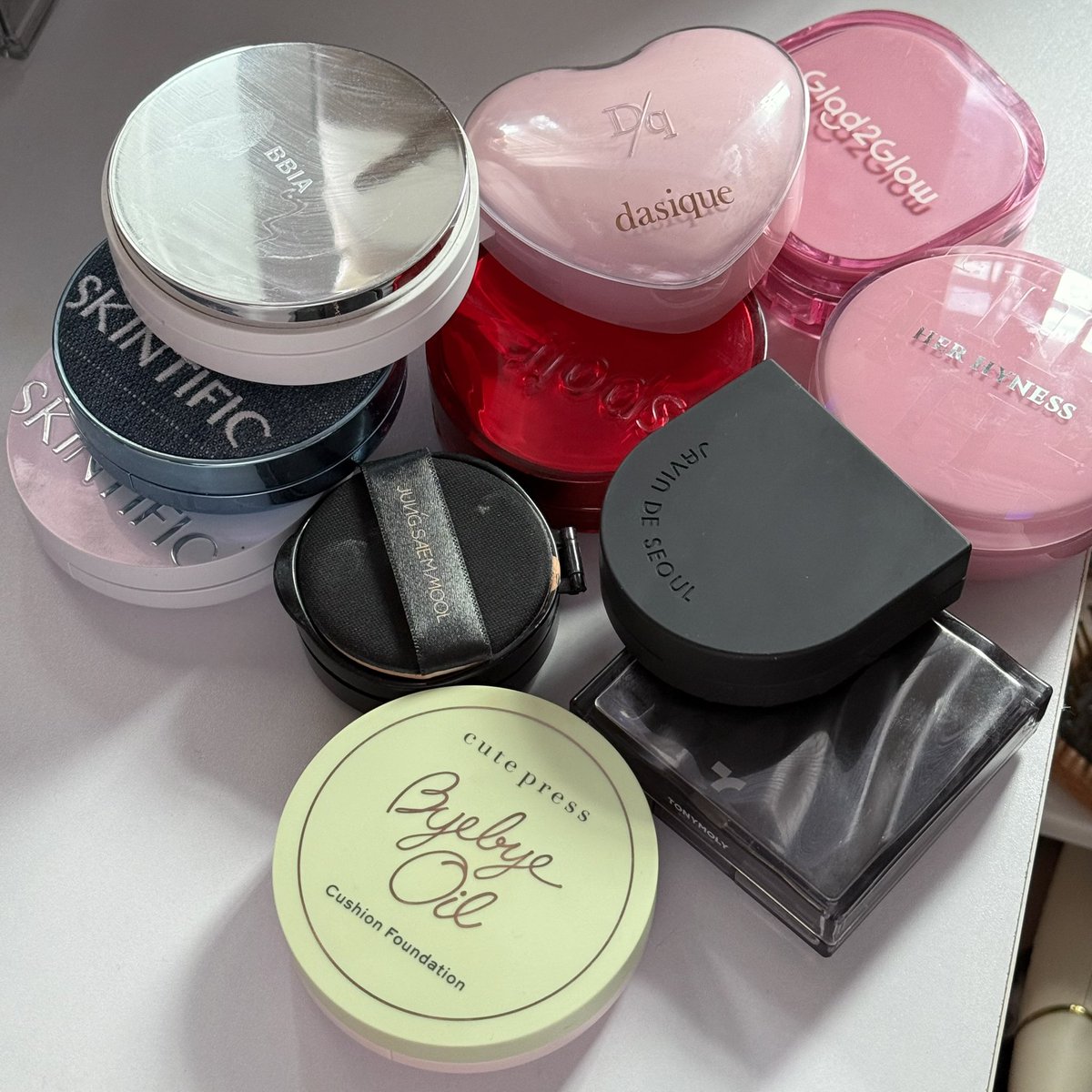 วงการคุชชั่น/งานผิว ก็ไม่น้อยหน้ามีที่ลองใช้อยู่กว่า 10 ตลับ ยังไม่รวมที่หมดไปแล้ว มีทั้งแบบแมทต์และโกลว์ เจอตัวที่ชอบแบบ3000%ด้วยคับ (ลงผิวให้ดูทุกตัว)

javin de seoul / cute press / jung saemool / tony moly / espoir / glad2glow / her hyness / dasique / bbia / skintific