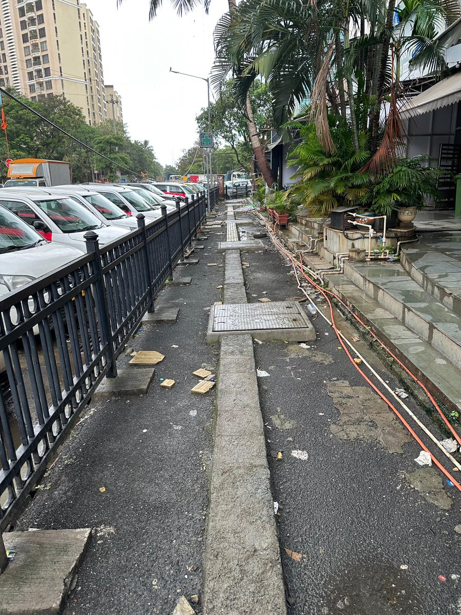 RudrapriyoR's tweet photo. This is the status of the footpath in front of Meera Towers at Andheri Link Road for the last 2 to 3 months. Waiting for citizens to get injured! @mybmcwardKW @mybmc https://t.co/sKt0oklWVF