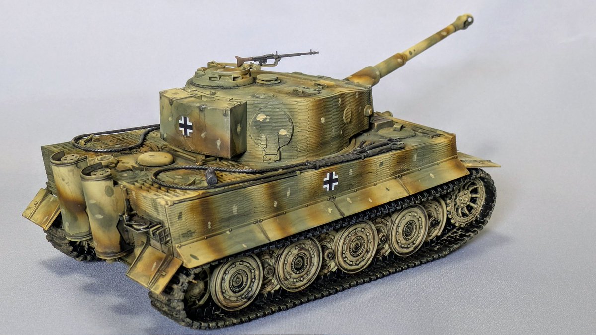 タミヤ1/35ティーガー１最終型完成です
キットはリニューアル版で最古参のティーガーですが組み立てやすい良いキットです
塗装は何個も作ってるティーガーなので気分を変えて光と影迷彩で塗ってます
特にどこの部隊の所属とかも決めて無いので国籍マーク以外は付けていません