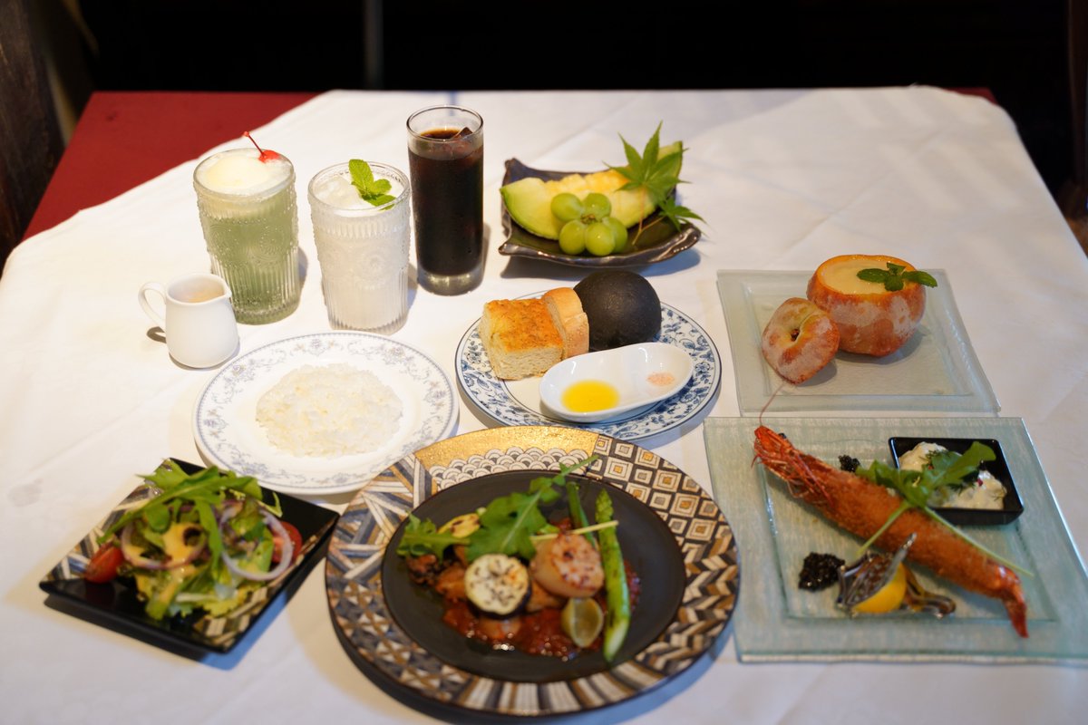 松）藤井聡太王位の昼食は「黒毛和牛、名古屋コーチンと夏野菜のプロシェット」。じゃがいものガレット、瀬戸焼そば、１の串は和牛ヒレ、サーロインにフランスの塩、２の串は名古屋コーチン、３の串は夏野菜。
永瀬拓矢九段は「鮮魚のポアレ（エビフライ付き）」。（写真は日本将棋連盟提供）