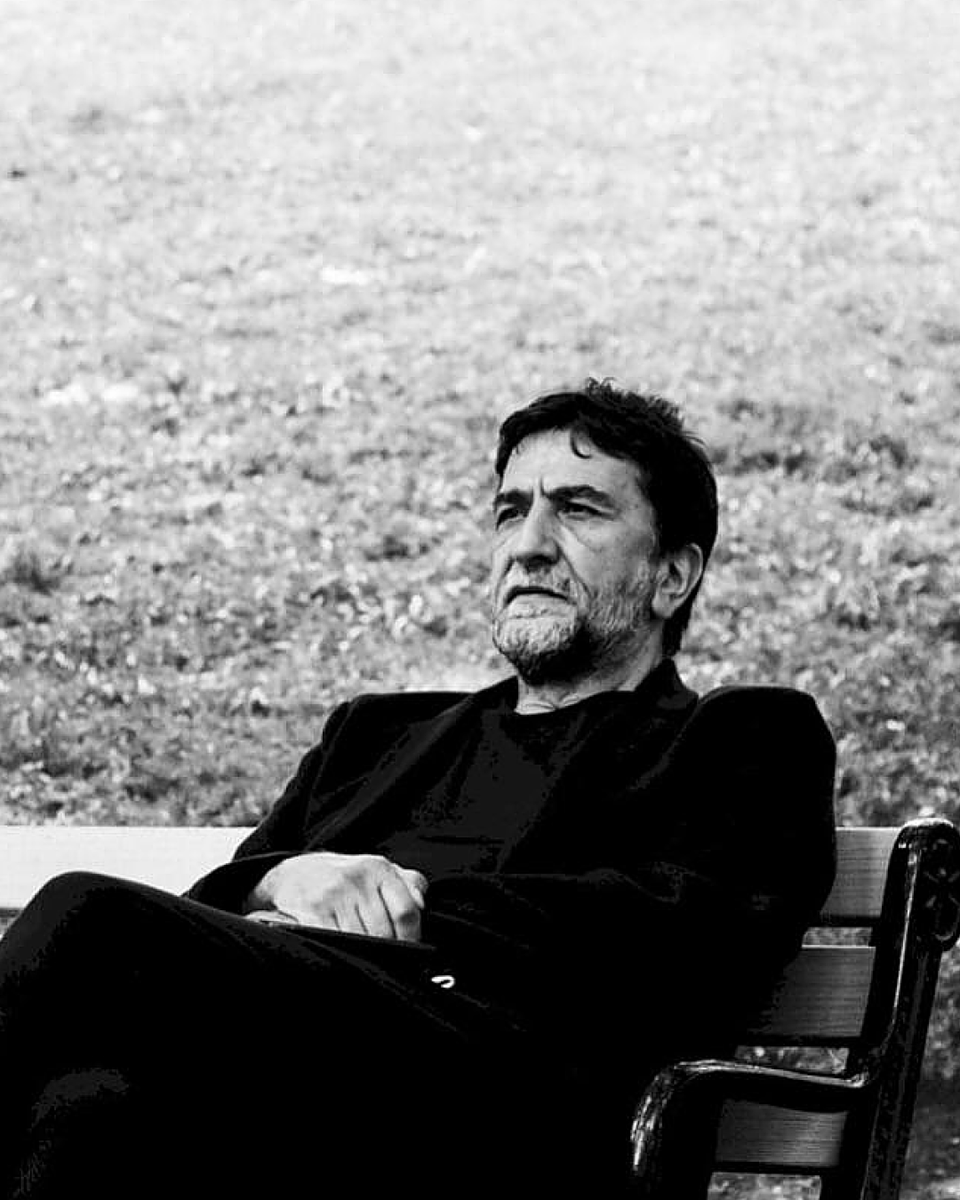 Türk Jakobeni, Kemalist, devrimci Nihat Genç; tarihin derinliklerinden değil, tarihin var olmadığı dönemde asaleti, yüceliği, isyanı, var oluşun uçsuz bucaksız değerlerini, kurtuluşu, ateş ve barutu, suyu ve toprağı, ovayı ve denizi, duyguları, sınırların ötesini ruhuna