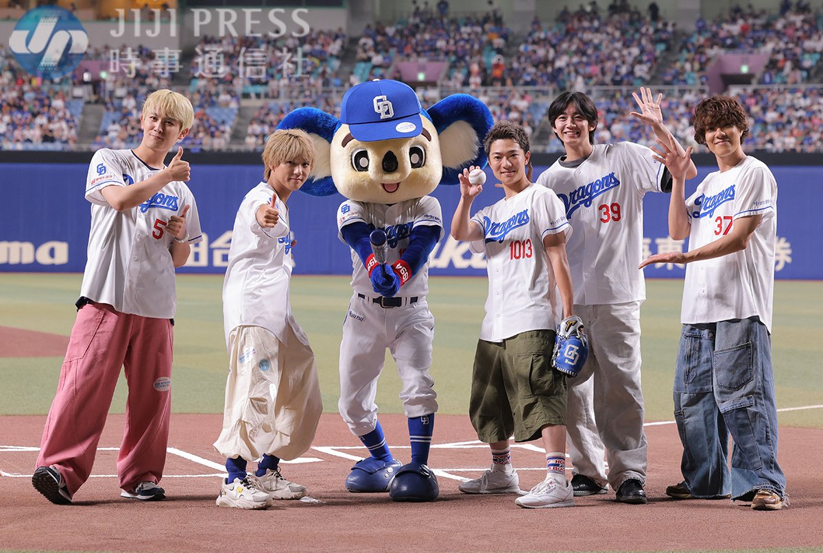 jiji_shashinbu's tweet photo. プロ野球・中日―ヤクルトのセレモニアルピッチに登場した「７ＯＲＤＥＲ」の皆さんです👏

#7ORDER #ドアラ https://t.co/t8KhjFaHoJ