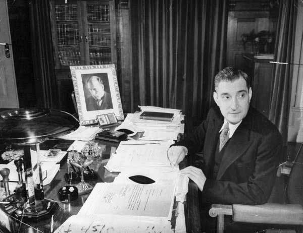 Le 5 juillet 1932, Antonio de Oliveira Salazar prend la tête du gouvernement portugais. Il dirige le pays pendant 40 ans dans la plus longue dictature qu’ait connu l’Europe occidentale. La dictature est nationaliste, conservatrice et profondément catholique.