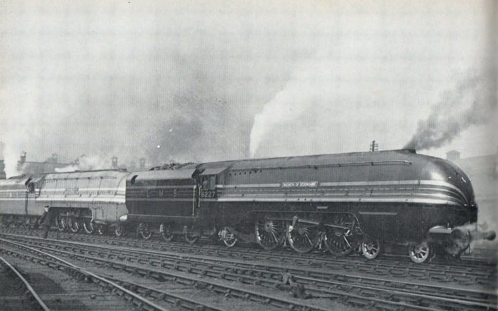 A very rare shot of two streamlined Coronations in different liveries at Glasgow Polmadie
6223 Princess Alice is in Blue with Silver stripes but 6227 Duchess of Devonshire is finished in Red with Gold stripes.
They are going to Glasgow Central to work southbound trains
📸Unknown