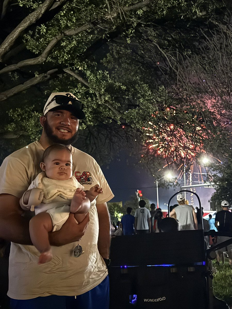 mshallLBJ's tweet photo. Our first 4th as a family ✨🇺🇸 ❤️ https://t.co/PhL2HnX5QI