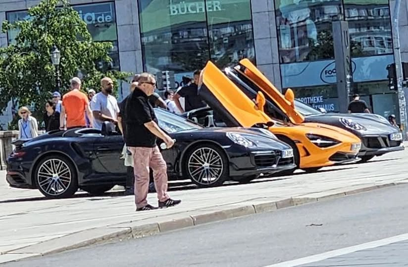 Luxuskarossen eines Berliner Clans auf dem Gehsteig des autofreien Jungfernstiegs. Pure Provokation und Machtdemonstration. Bereicherung, die kein Mensch braucht.