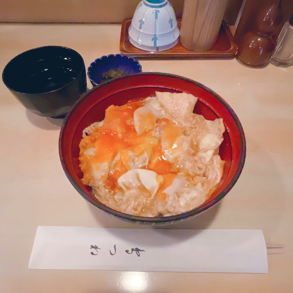 sky_hima26's tweet image. 創業100年以上の老舗鳥料理店
『#鳥つね 湯島天神前本店』さんの
とろとろ半熟卵の上親子丼。

私が高校受験の時、家族で参拝帰りに寄った
思い出の親子丼です。

#湯島 #ランチ