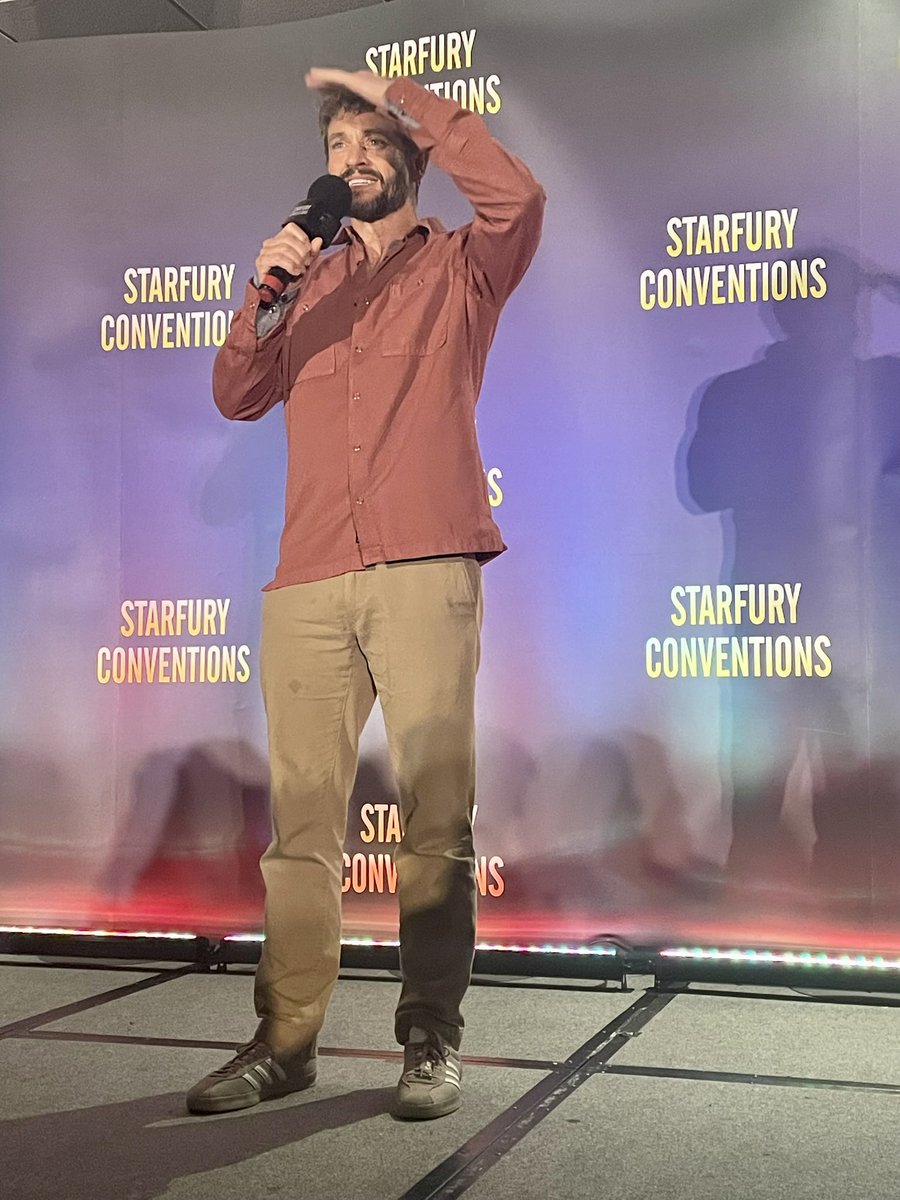 Aishel_Shiela's tweet photo. RDC7 Opening Ceremony:
Hugh looked so adorably confused when the other guests started dancing. He was like โWe looked ridiculous but Fannibals seemed to love what weโre doingโ. ๐๐
#reddragoncon7 #hughdancy #hannibalnbc #reddragoncon #starfuryevents https://t.co/PbYoD127qM