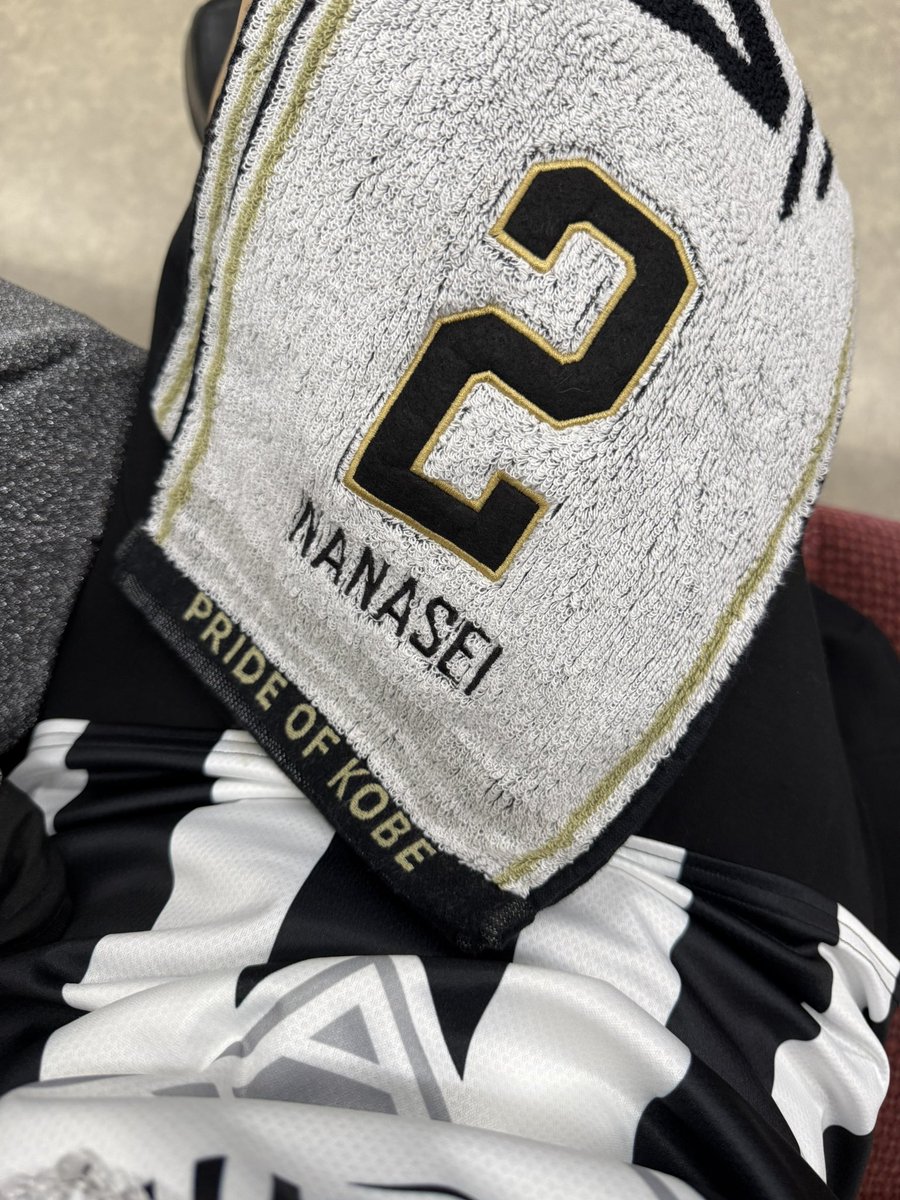 今日は30周年ユニだからタオルは白のごーとくさん🎶って寝ぼけながらタオル選んでたんだけどななくん持ってきてた！！！！！！あれ！！！！！