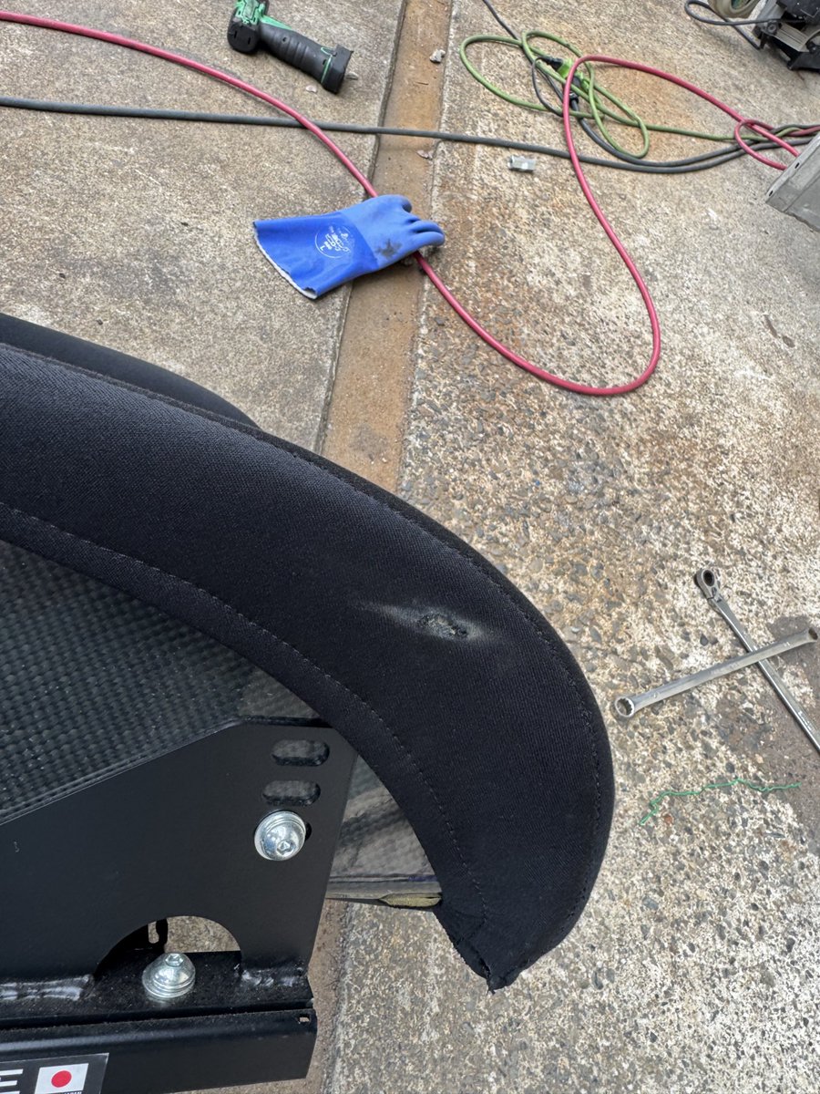 freakout7652's tweet image. 売
ジータ3 XL カーボン 専用レール付き。
32Rで使ってました。シルビアにも装着出来ます。
使用感あります。サイドバーのところ破れあり。
10万で。
※シートベルトのキャッチは外します。