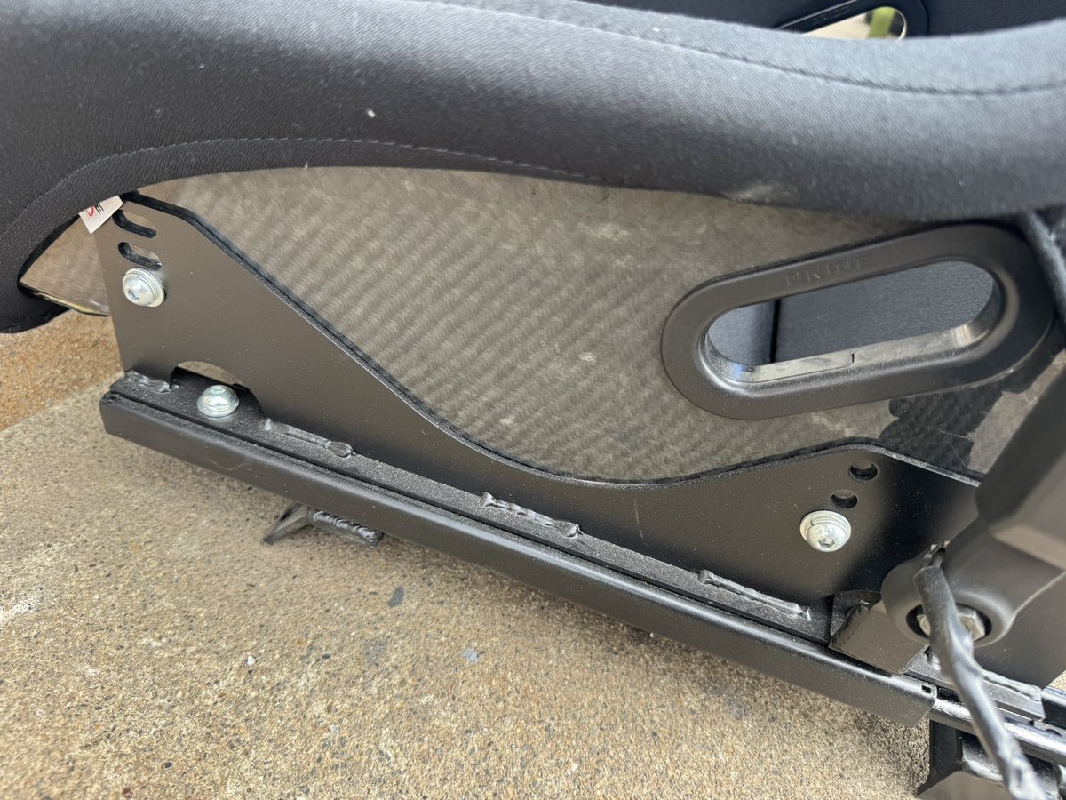 freakout7652's tweet image. 売
ジータ3 XL カーボン 専用レール付き。
32Rで使ってました。シルビアにも装着出来ます。
使用感あります。サイドバーのところ破れあり。
10万で。
※シートベルトのキャッチは外します。