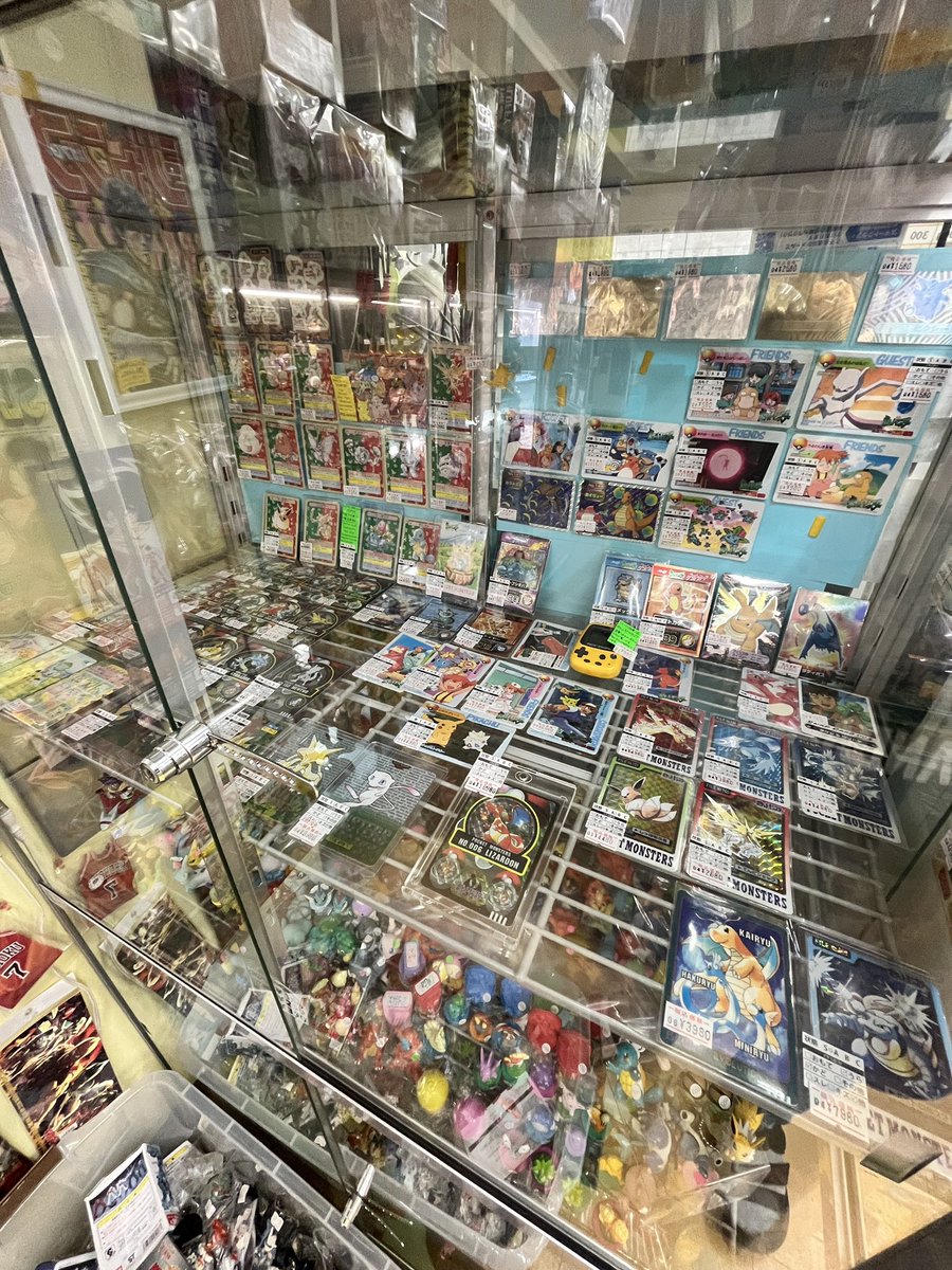 chigasakiUbooks's tweet image. デュエマ&ポケカのショーケースです。
デュエマは相変わらず入れ替わりと価格変動が激しいです。
ポケカは旧裏の古い物がいよいよ少なくなってきました。
こちらも売れていくスピードが速いです。
他シリーズ、他メーカーはまだ多少あります。
#ポケカ
#デュエマ
#デュエルマスターズ