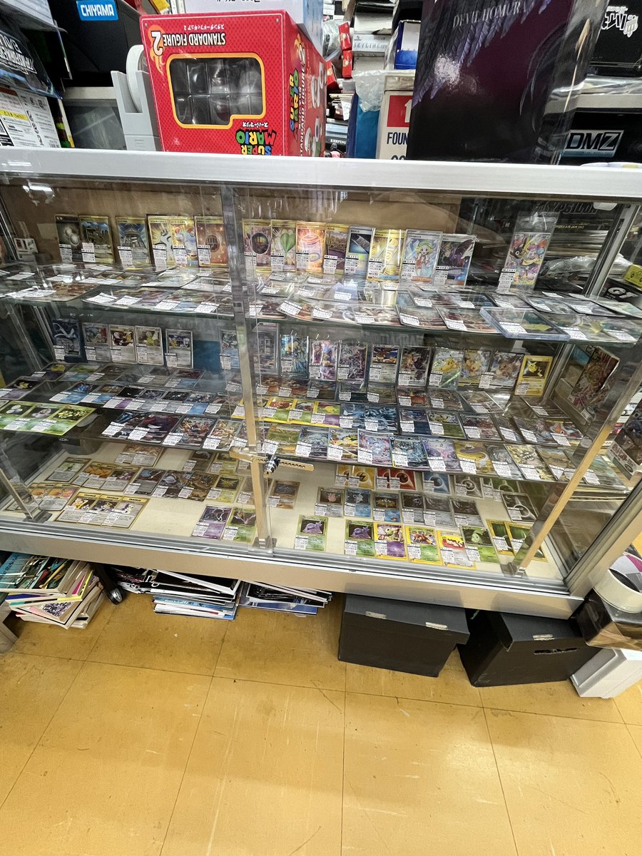 chigasakiUbooks's tweet image. デュエマ&ポケカのショーケースです。
デュエマは相変わらず入れ替わりと価格変動が激しいです。
ポケカは旧裏の古い物がいよいよ少なくなってきました。
こちらも売れていくスピードが速いです。
他シリーズ、他メーカーはまだ多少あります。
#ポケカ
#デュエマ
#デュエルマスターズ