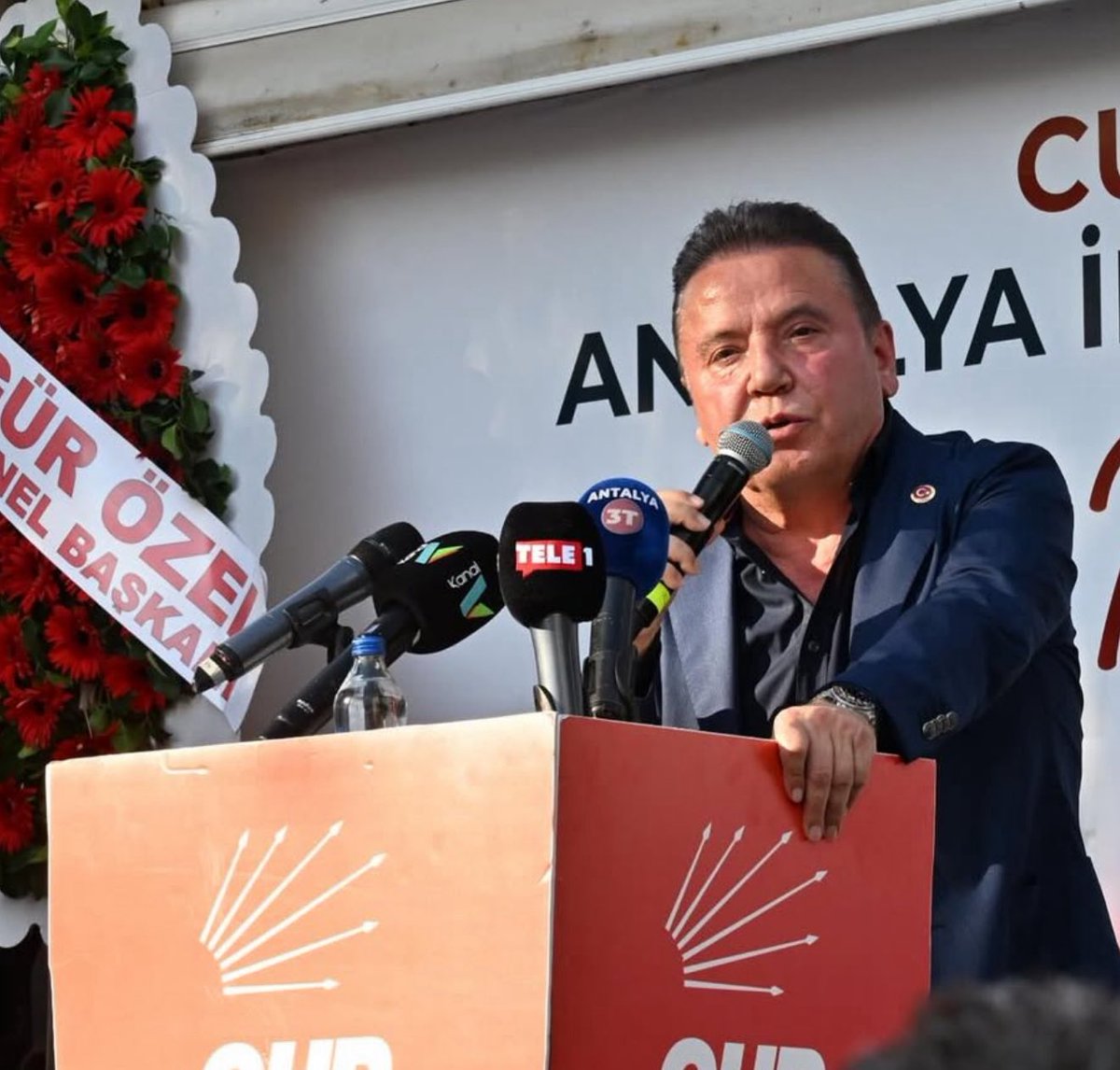 🔴#SONDAKİKA | Antalya Büyükşehir Belediye Başkanı Muhittin Böcek gözaltına alındı.