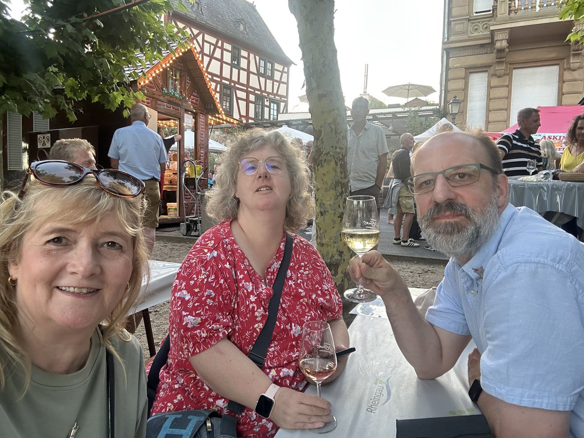 Spontanes („Twitter“!!-)Treffen gestern auf dem Eltviller Sektfest. War ein sehr schöner Abend mit <a href="/Eltville_SMay/">Stephan May #FDGOultra</a> und seiner lieben Kerstin. Eine lang bestehende Freundschaft dank „Twitter“. Auch wenn wir uns selten sehen.