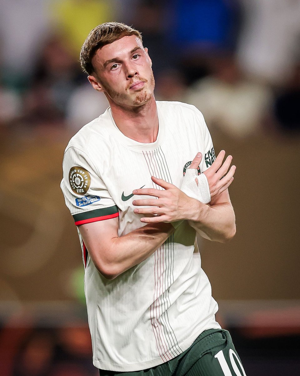 FTBLBrief's tweet photo. FT: 🇧🇷 Palmeiras 1-2 Chelsea 🏴󠁧󠁢󠁥󠁮󠁧󠁿

Chelsea get the job done! A lovely opening strike by Cole Palmer gave Chelsea a well-earned lead, before future player Estevao levelled things up with an emphatic finish. A terrible moment for Palmeiras goalkeeper Weverton in the dying minutes gave Chelsea the lead, which they would hold onto to seal their place in the semifinals!

#FIFACWC #ClubWorldCup #Chelsea #CFC #palmeirasnaotemundial