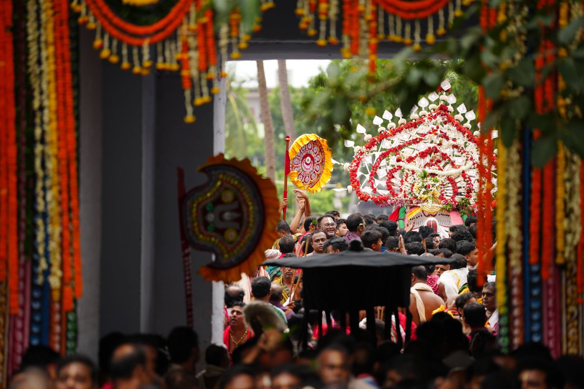 ପାରମ୍ପରିକ ବାଦ୍ୟର ତାଳେ ତାଳେ ଧାଡ଼ି ପହଣ୍ଡିରେ ତାଳଧ୍ୱଜ ରଥକୁ ବିଜେ କରୁଛନ୍ତି ବଡ଼ ଠାକୁର ଶ୍ରୀବଳଭଦ୍ର।

Bada Thakura Balabhadra is being taken to Taladhwaja Ratha in the ceremonial ‘Dhadi Pahandi’ with the sounds of traditional musical instruments.
#BahudaYatra2025 #OdishaParba #eodishaorg