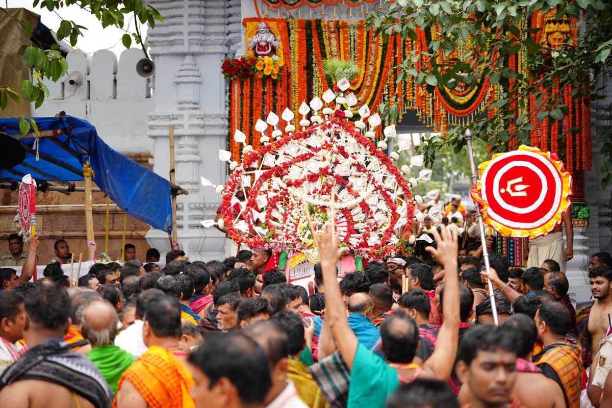 eodishaorg's tweet photo. ପାରମ୍ପରିକ ବାଦ୍ୟର ତାଳେ ତାଳେ ଧାଡ଼ି ପହଣ୍ଡିରେ ତାଳଧ୍ୱଜ ରଥକୁ ବିଜେ କରୁଛନ୍ତି ବଡ଼ ଠାକୁର ଶ୍ରୀବଳଭଦ୍ର।

Bada Thakura Balabhadra is being taken to Taladhwaja Ratha in the ceremonial ‘Dhadi Pahandi’ with the sounds of traditional musical instruments.
#BahudaYatra2025 #OdishaParba #eodishaorg https://t.co/jOC7OQttau
