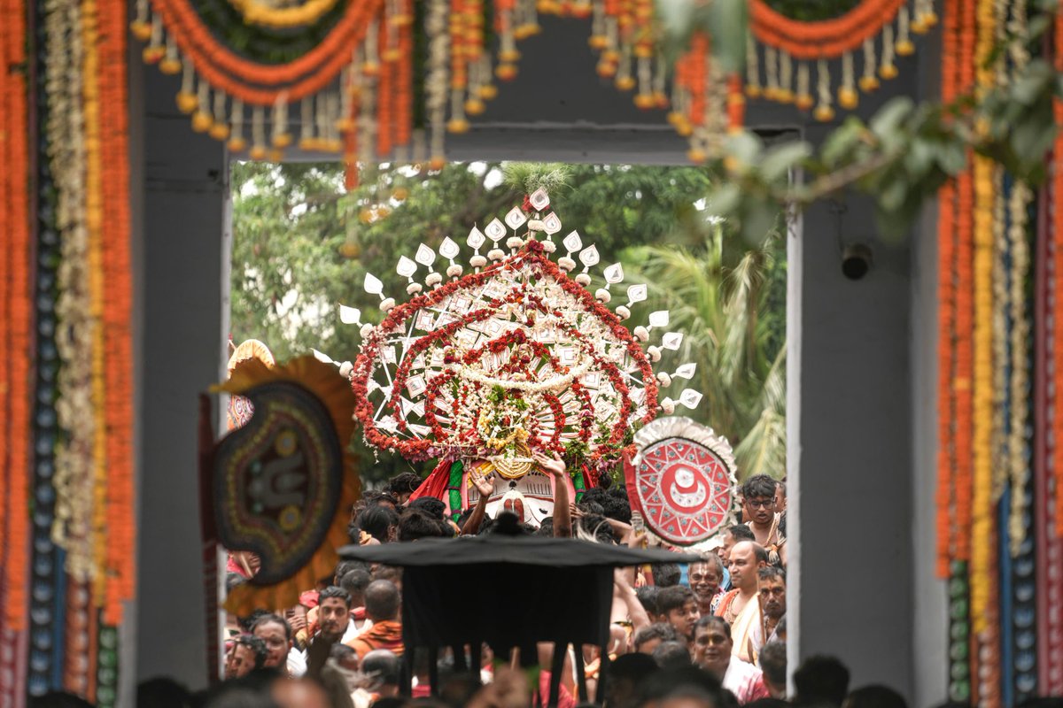 eodishaorg's tweet photo. ପାରମ୍ପରିକ ବାଦ୍ୟର ତାଳେ ତାଳେ ଧାଡ଼ି ପହଣ୍ଡିରେ ତାଳଧ୍ୱଜ ରଥକୁ ବିଜେ କରୁଛନ୍ତି ବଡ଼ ଠାକୁର ଶ୍ରୀବଳଭଦ୍ର।

Bada Thakura Balabhadra is being taken to Taladhwaja Ratha in the ceremonial ‘Dhadi Pahandi’ with the sounds of traditional musical instruments.
#BahudaYatra2025 #OdishaParba #eodishaorg https://t.co/jOC7OQttau