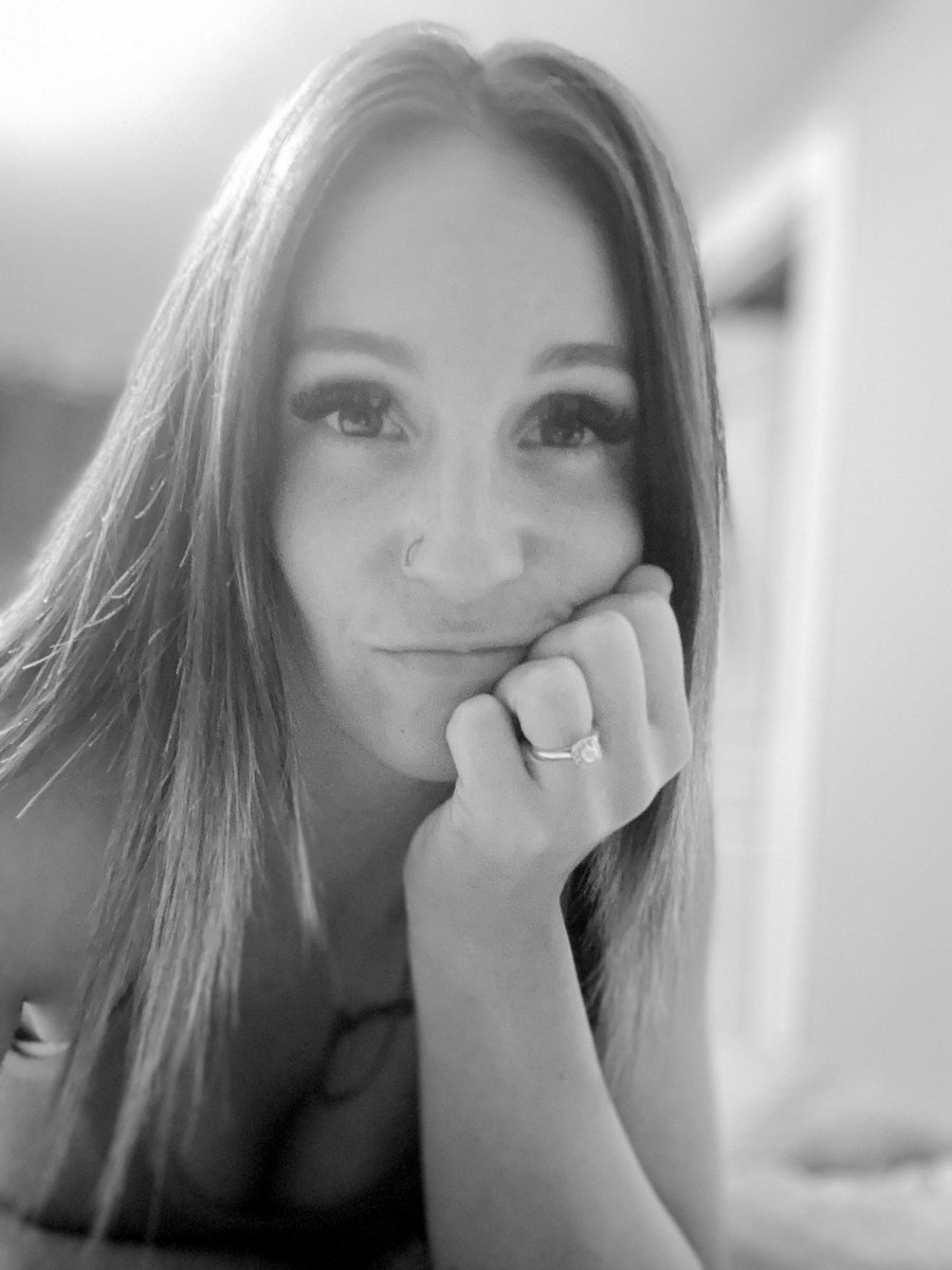 Y'all I'm getting married in less than a month ! 
Where are all them pay piggy's at ?! 
Spoil me , relieve some stress 😘