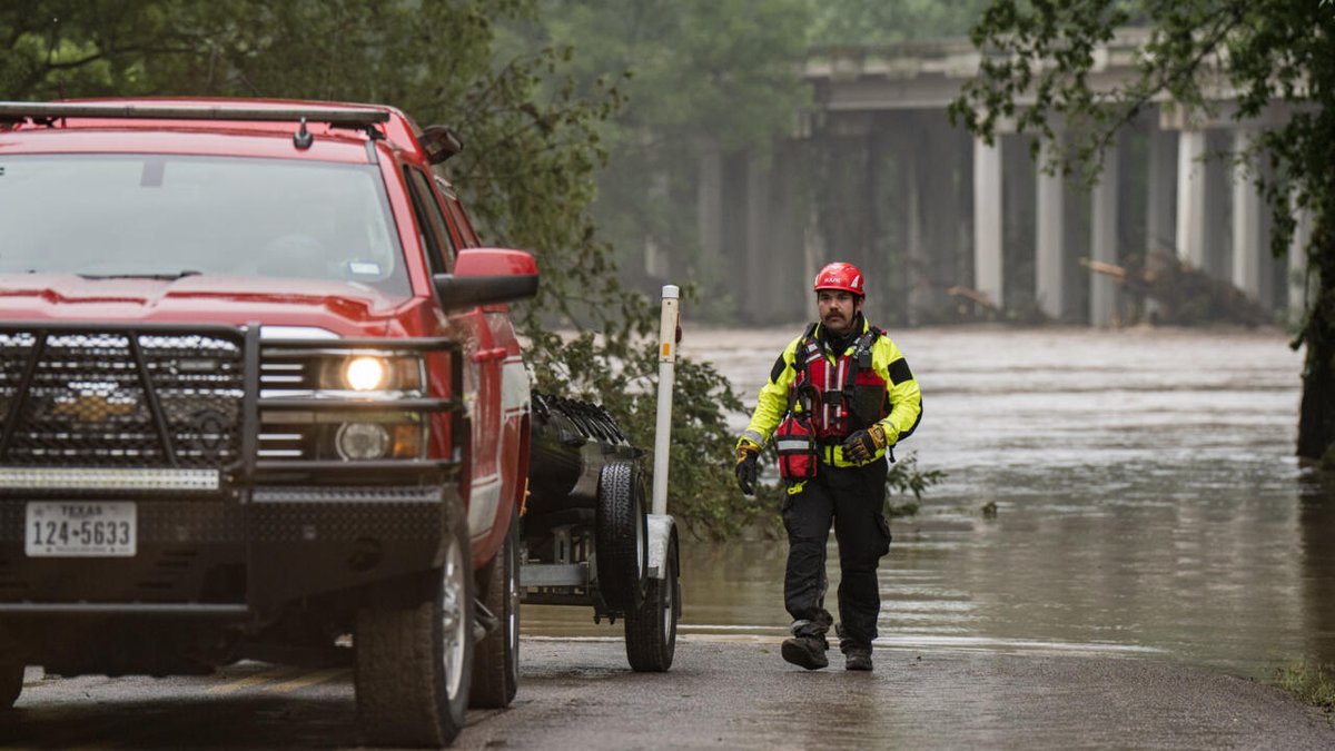 Au Texas, des inondations font au moins 24 morts et une vingtaine de disparus f24.my/BIFp.x