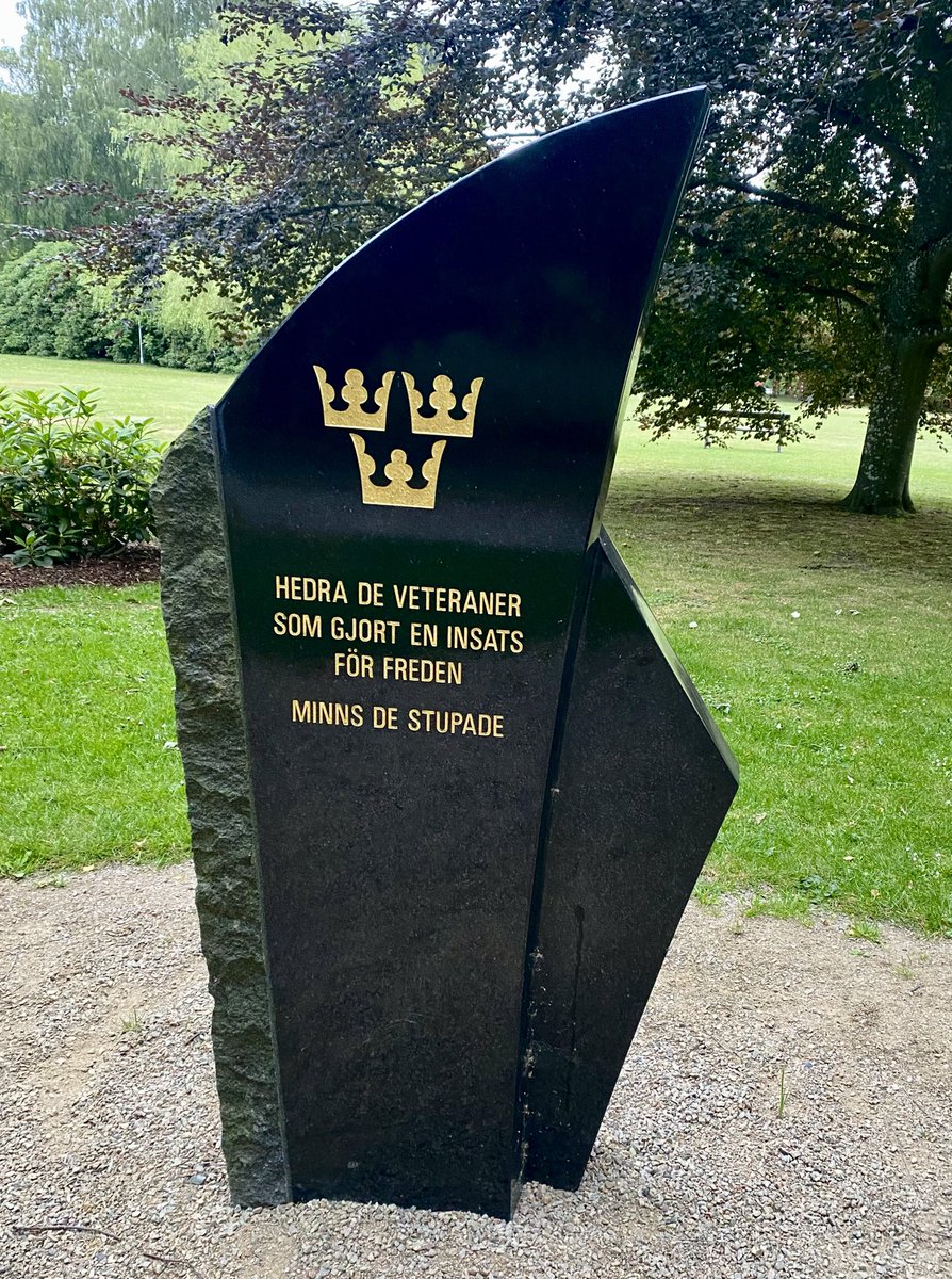 Veteranmonumentet i Ronneby.
Svart granit baserat på en skiss av Marinette Ottosson.
 
Rest för att hedra de svenska veteraner som tjänstgjort i nationella och internationella insatser för fred och demokrati.

Tack ni svenska veteraner för er insats.
💪💙