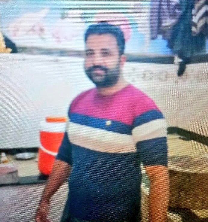 Abbas Ahmed (@abbashqahmed) on Twitter photo اسلام آباد:<a href="/ICT_Police/">Islamabad Police</a>نامعلوم افراد نے فرقان نامی شخص کو زبردستی اٹھا لیا، اہل خانہ شدید پریشان
مکہ مکرمہ جانے کی تیاری کر رہے فرقان نامی شخص کو آج صبح چند نامعلوم افراد نے سفید رنگ کے ڈالے میں، جس پر "پولیس" لکھا تھا، زبردستی اُٹھا کر لے گئے۔اب سوال یہ ہے کہ پولیس نام انہوں نے اسلام آباد:<a href="/ICT_Police/">Islamabad Police</a>نامعلوم افراد نے فرقان نامی شخص کو زبردستی اٹھا لیا، اہل خانہ شدید پریشان
مکہ مکرمہ جانے کی تیاری کر رہے فرقان نامی شخص کو آج صبح چند نامعلوم افراد نے سفید رنگ کے ڈالے میں، جس پر "پولیس" لکھا تھا، زبردستی اُٹھا کر لے گئے۔اب سوال یہ ہے کہ پولیس نام انہوں نے