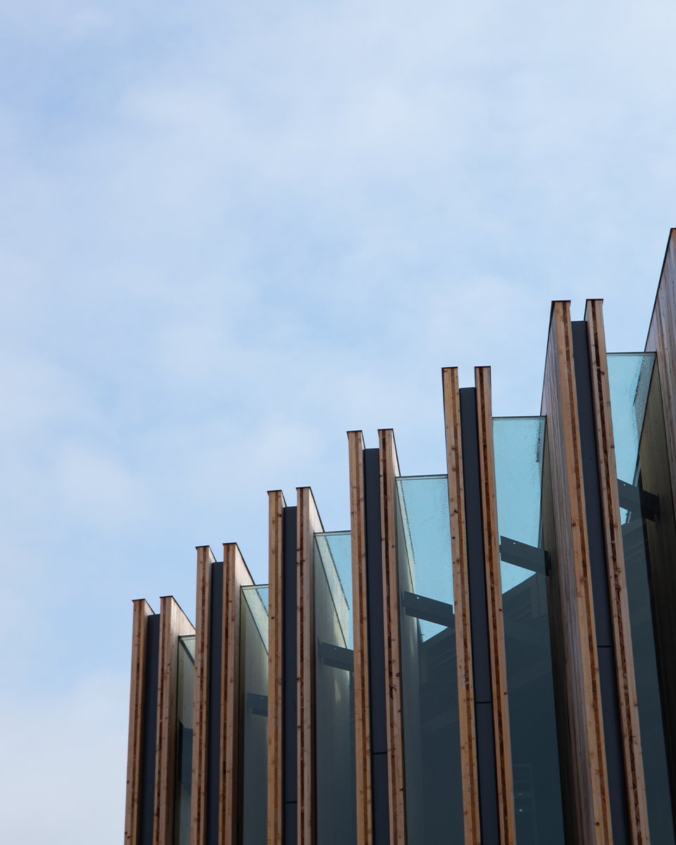 japanpavilion_j's tweet image. 【建築から見る日本館】
#日本館 では、無数の「CLT(直交集成板)」という間伐材を円環状に立ち並ばせ、はじまりも終わりも存在しない「循環」の姿を体現しています。
CLTが立ち並ぶさまをなるべくシンプルに、象徴的に見せることを狙い、鉄骨フレームを2枚のCLTでサンドイッチ。…