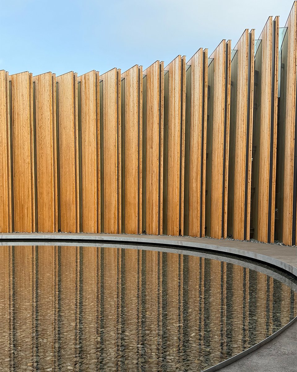 japanpavilion_j's tweet image. 【建築から見る日本館】
#日本館 では、無数の「CLT(直交集成板)」という間伐材を円環状に立ち並ばせ、はじまりも終わりも存在しない「循環」の姿を体現しています。
CLTが立ち並ぶさまをなるべくシンプルに、象徴的に見せることを狙い、鉄骨フレームを2枚のCLTでサンドイッチ。…