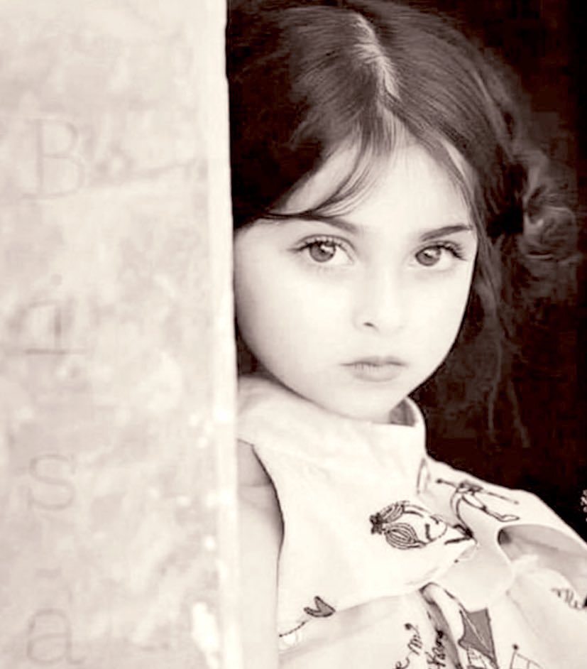مازالت الطفولة مشّيدة بأسوارها .. 
تتوارى خلف التفاصيل التي تُحبـها .. بخجل وحب ؛ وبسمة ود 🩶..