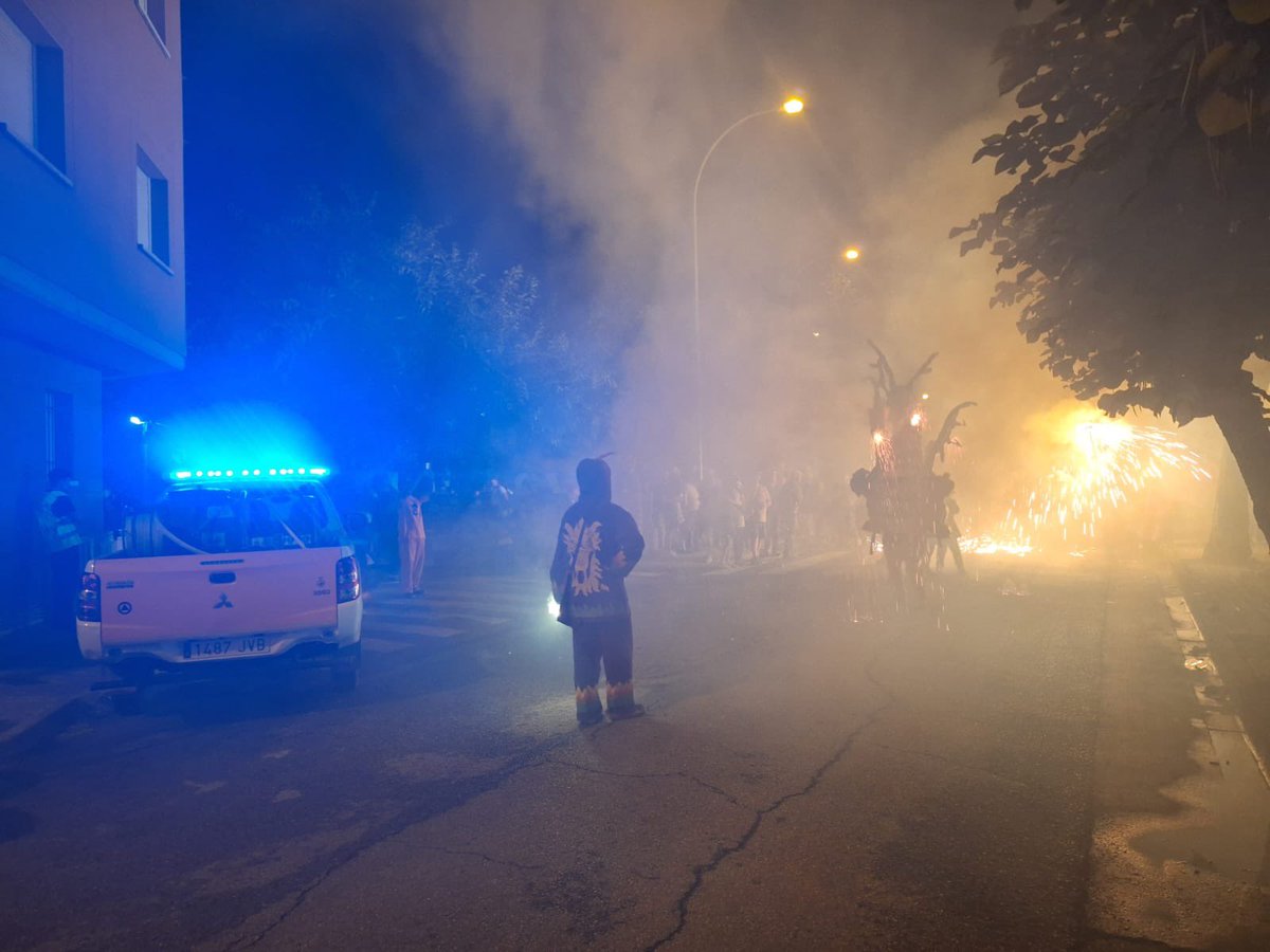 Ahir primers actes de Festa Major. Correfoc infantil, ben organitzat i segur. Aquesta tarda, risc de tempestes importants al Bages, sense deixar de vetllar l’elevat risc d’incendi. Seguim. <a href="/SVCastellet/">SVCastellet</a> <a href="/avpcsvc/">PC SVCastellet</a>